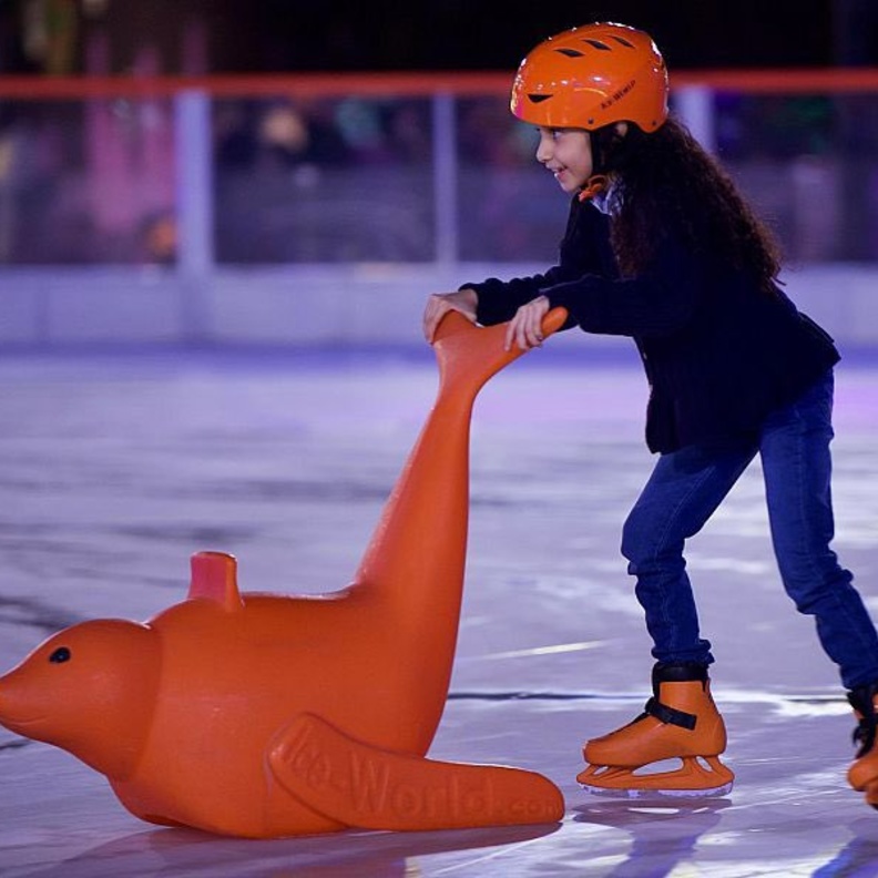 السعادة في عيون الصغار مع تجربة التزلج على الجليد - المصدر واس