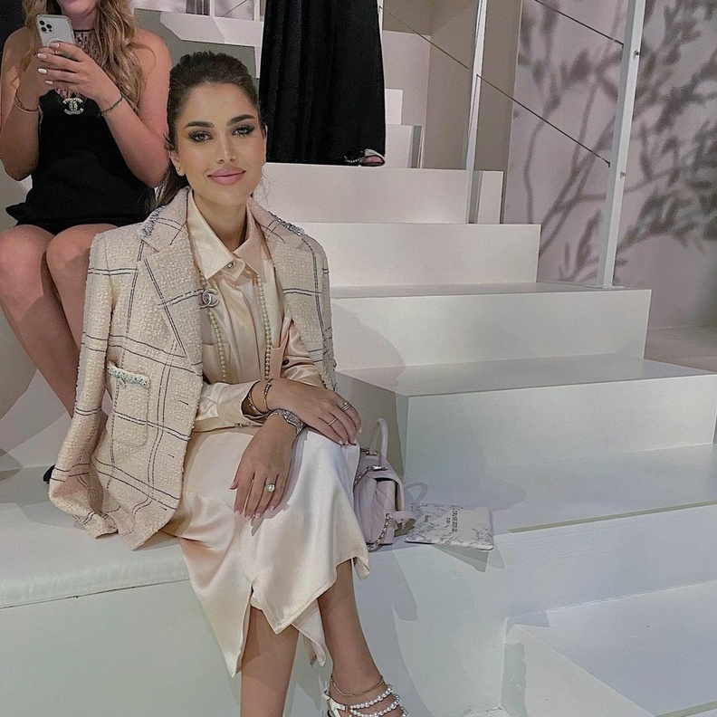 اطلالة أنثوية أنيقة لـ "نجود الرميحي" خلال حضورها عرض أزياء "شانيل"