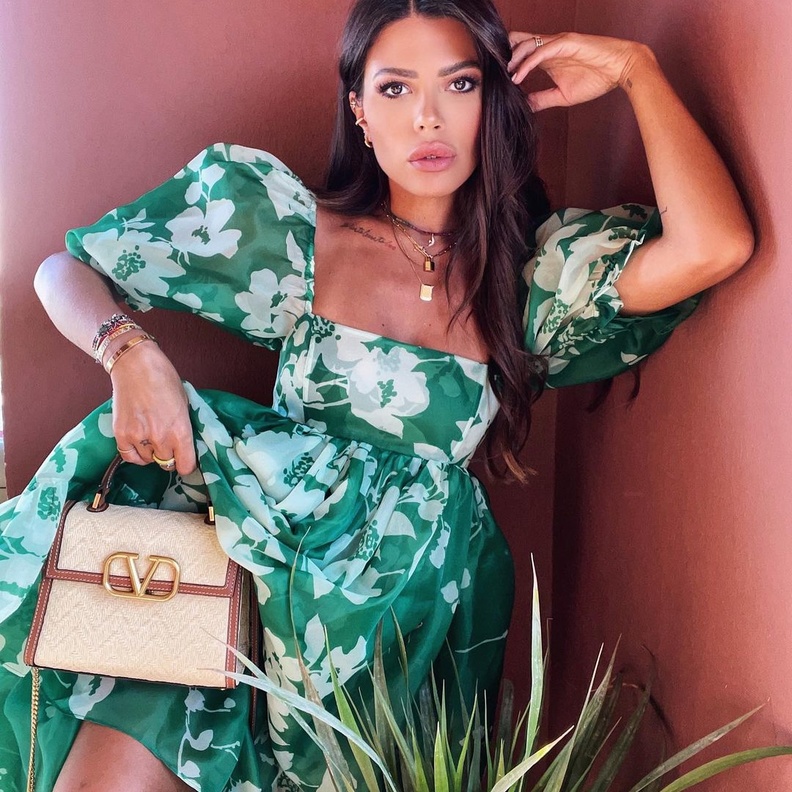 العنود تألقت بالفستان باللونين الأخضر والأبيض بطبعة الورود الكبيرة مع الأكمام الكبيرة المنفوخة