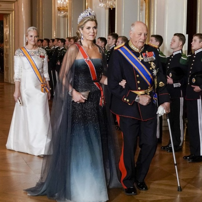 الكاب الشفاف الطويل غطى أكتافها وإنسدل على الأرض