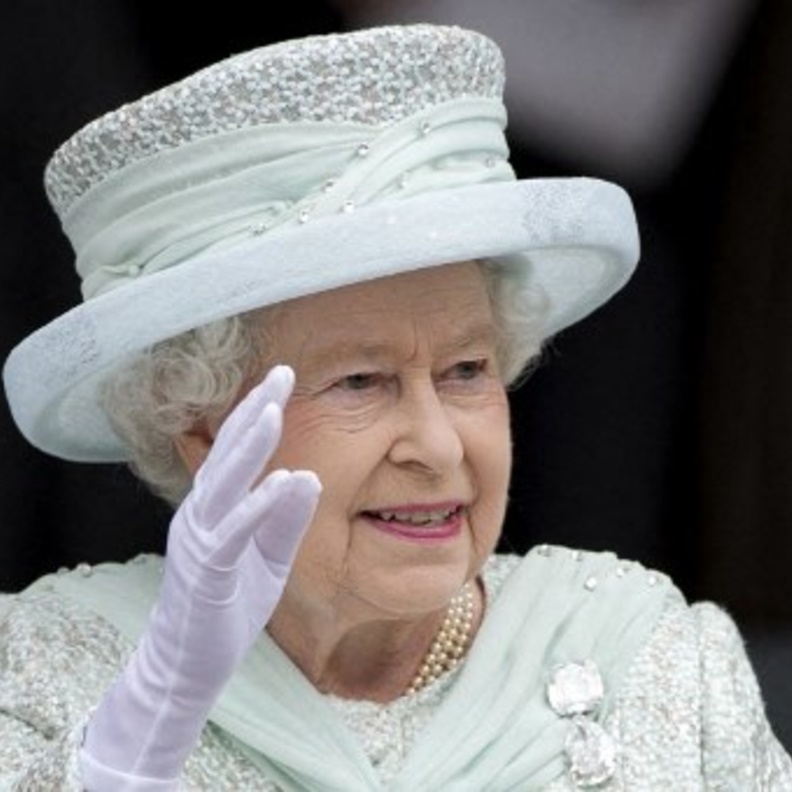 الملكة ببروش مرصع بماسة Cullinan VIII عيار 94.4 قيراط وماسة Cullinan IV عيار 63.6 قيراط