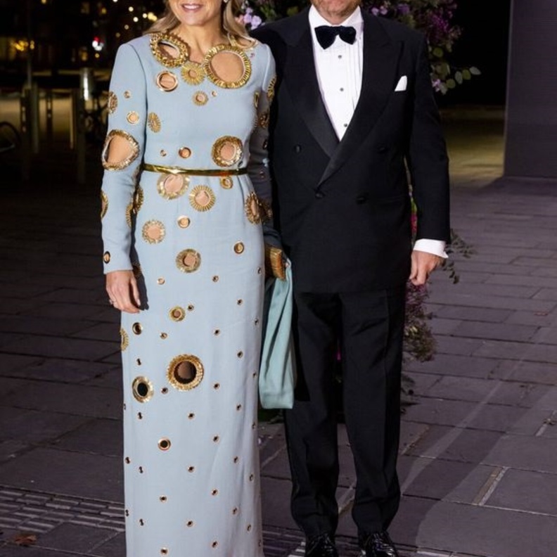 الملكة ماكسيما تخطف الأنظار بفستان ماكسي أزرق