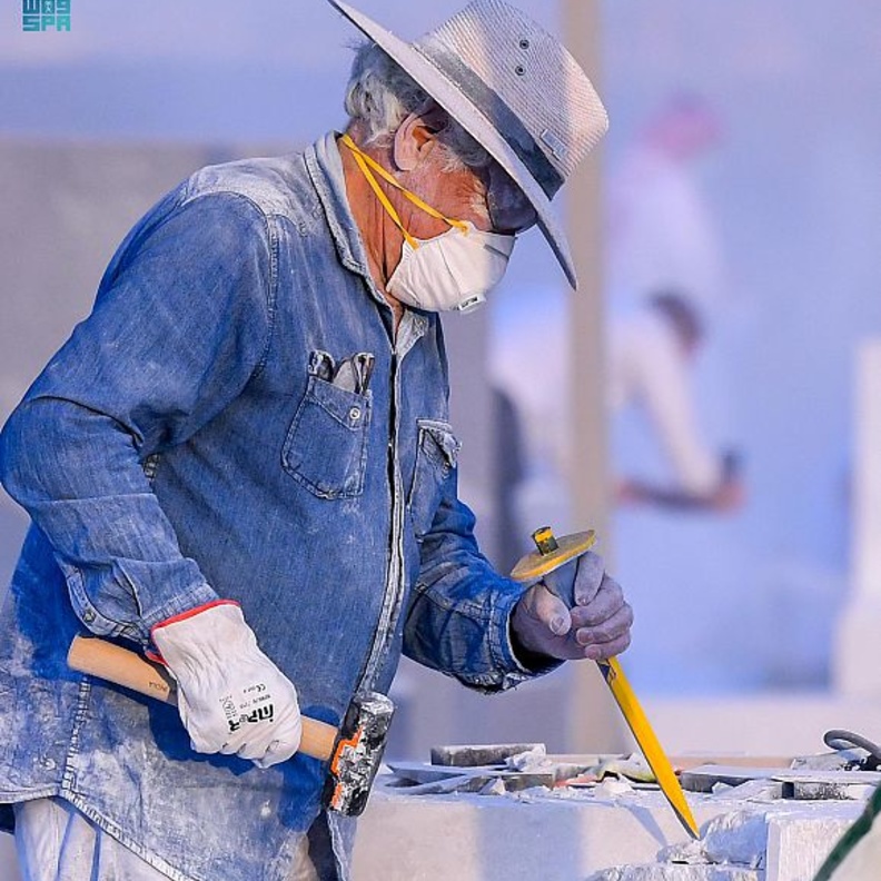 النحاتين في ملتقى طويق للنحت العالمي - المصدر واس