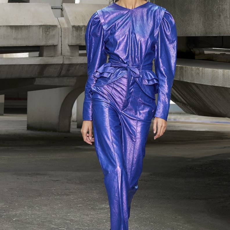 أفكار لتنسيق البنطلون الفينيل بطريقة عصرية