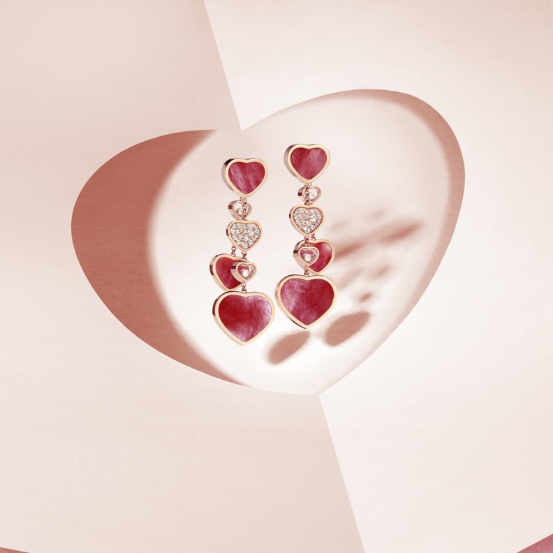 تألقي بأقراط ذهب راقية في سهرات الخريف العصرية