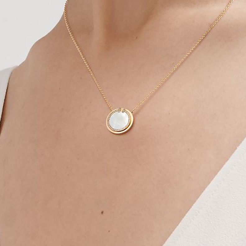 تألقي بنعومة مجوهرات عرق اللؤلؤ هذا الخريف