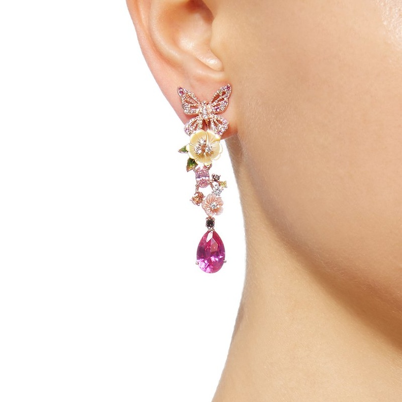 تألقي في اطلالة الخريف مع أجمل أقراط بتصميم الورود