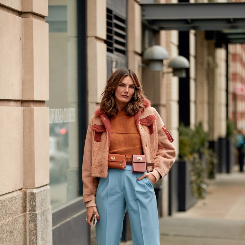 أفكار مبتكرة لاعتماد البنطلون الملون في اطلالات الشتاء