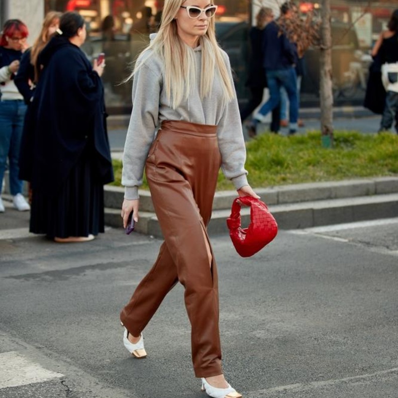 تنسيق شبابي في البنطلون الجلد مع السويتشرت القطنية