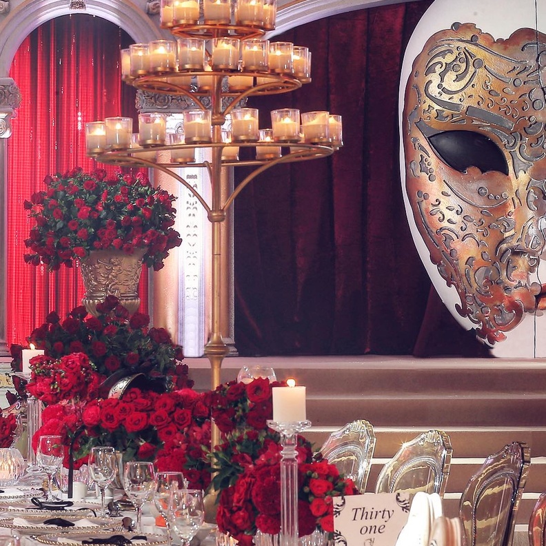 ثيم زفاف باللون الاحمر الغامق لزفاف شتاء 2022 من تنظيم فادي فتوح  (2)