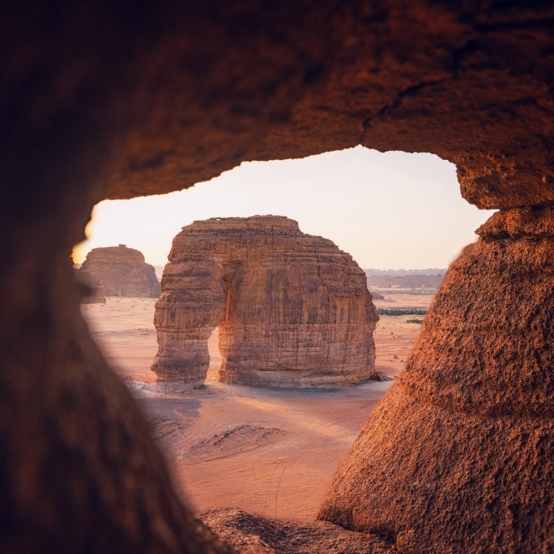 جبل الفيل واحدًا من أجمل المواقع للاسترخاء وقضاء وقتٍ ممتعٍ في العلا - المصدر استكشف العلا