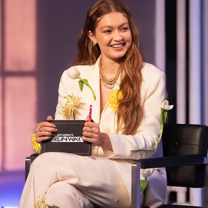 خطفت إطلالة جيجي حديد الأنظار ببدلة من مجموعة دار JACQUEMUS