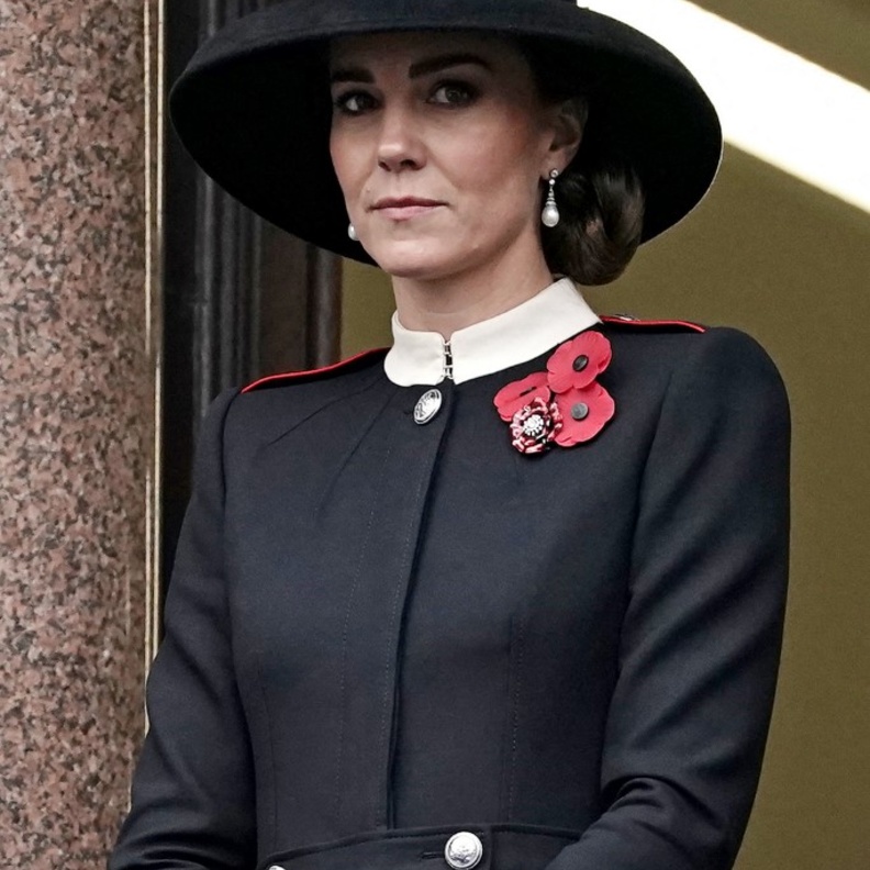 خطفت إطلالة كيت ميدلتون الأنظار بمعطف من تصميم دار ألكسندر ماكوين بالأسلوب العسكري