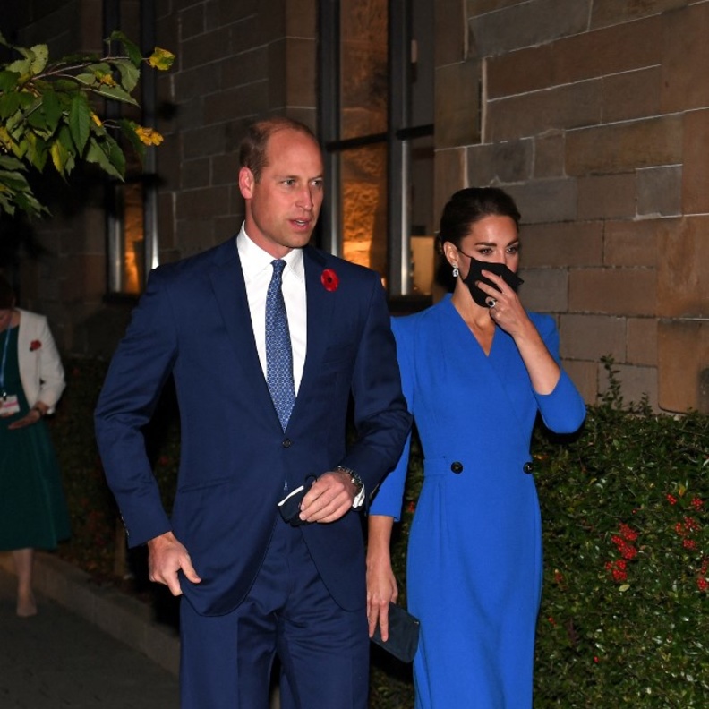 خطفت كيت ميدلتون الأنظار بالفستان المعطف باللون الأزرق الملكيّ من Eponine London