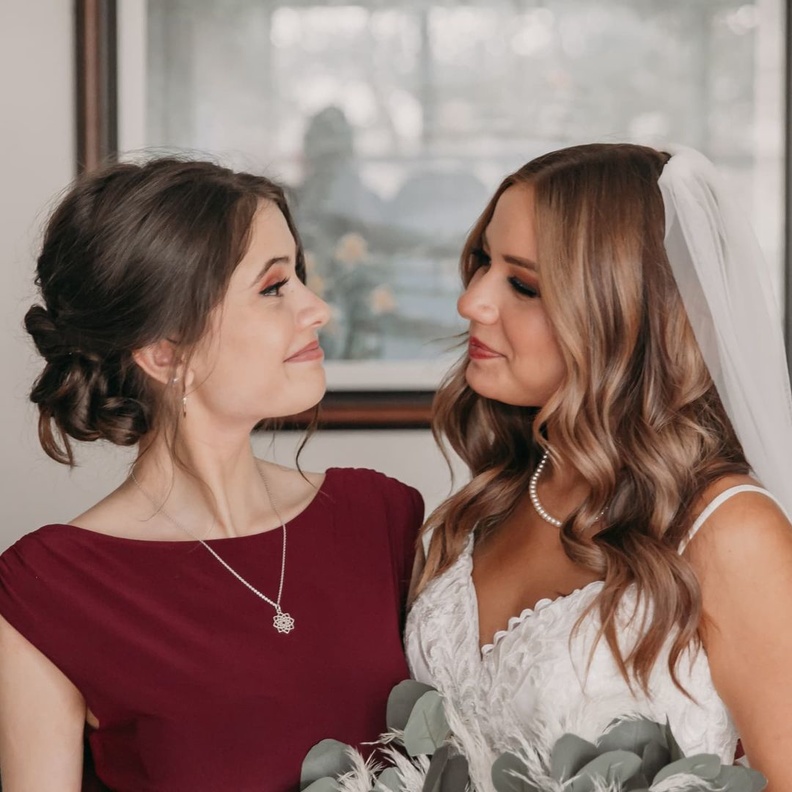 خلاف بين شقيقتين قبل حفل الزفاف