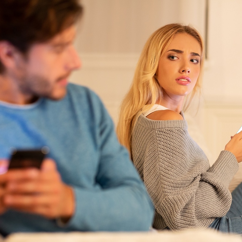 خيانة الرجل للمرأة خلل جيني أم عاطفي