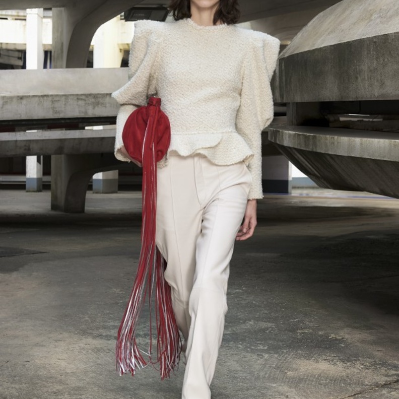 دار Isabel Marant اختارت إطلالة باللون الأبيض مع الحقيبة الحمراء المزيّنة بالشراريب الطويلة