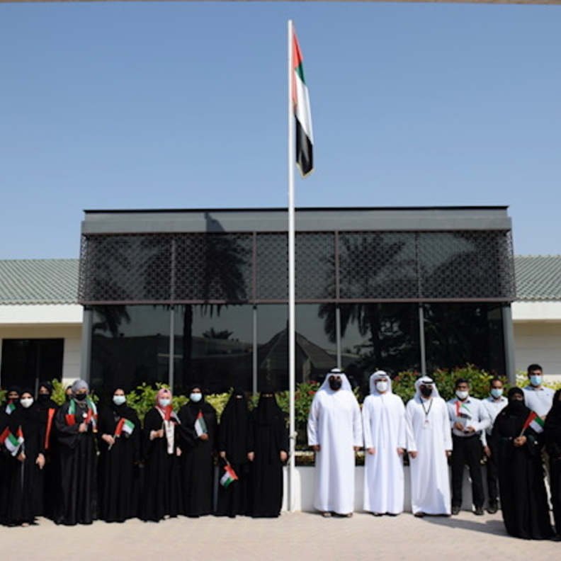 دبي لرعاية النساء والتوليد يحتفي بيوم العلم