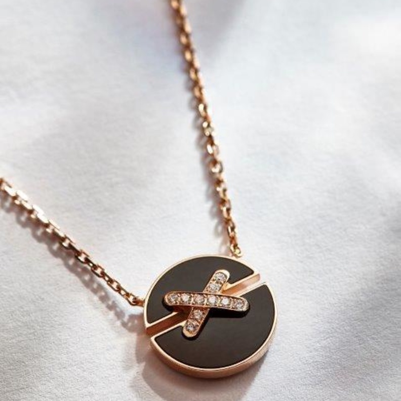 دللي اطلالة الخريف بأجمل سلاسل ذهب قصيرة