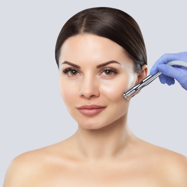 التقشير الماسي يزيل الدهون الزائدة والخلايا الميتة على سطح الجلد ليكشف عن بشرة أكثر شباباً