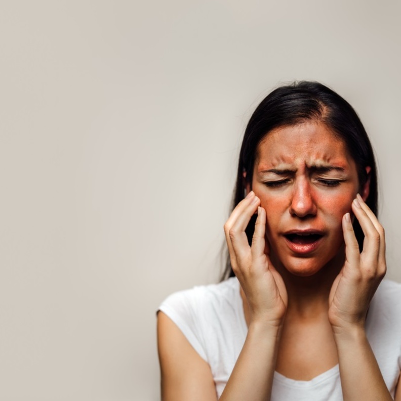 علاج القرح القلاعية في الفم وأعراضها