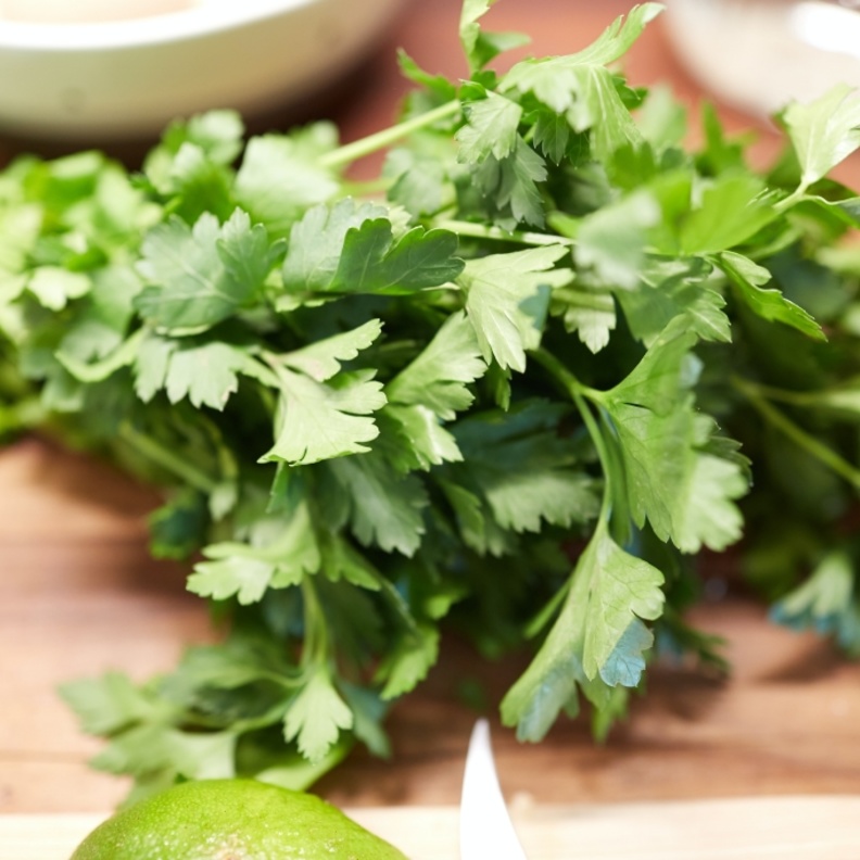 فوائد البقدونس في تخفيف التهاب المعدة