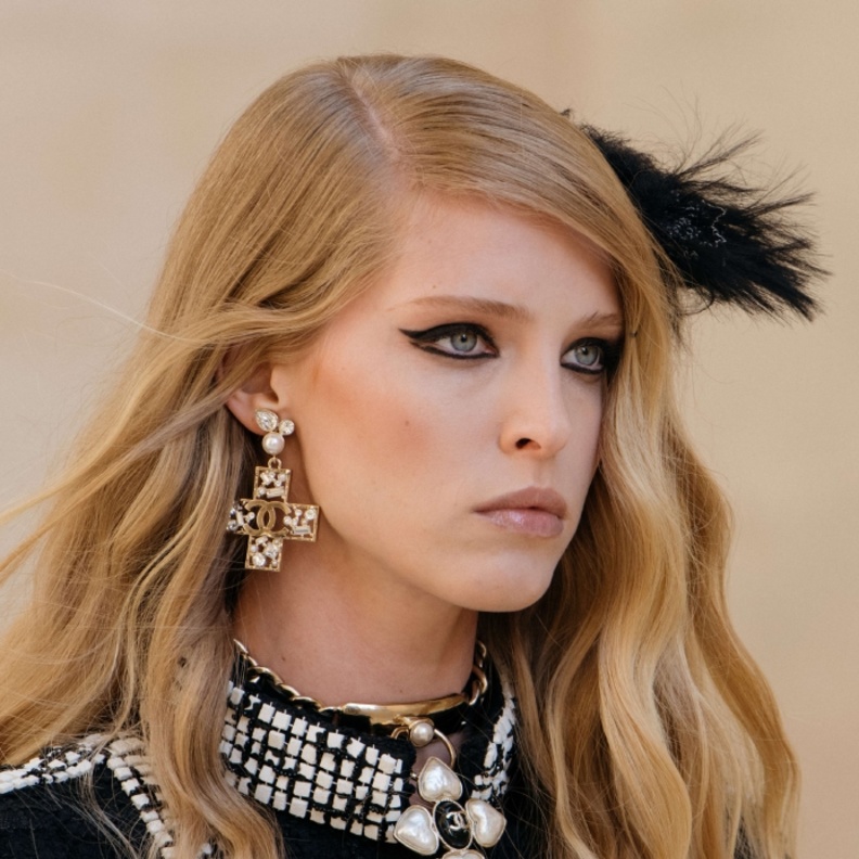 رسمات ايلاينر هندسية في مجموعة شانيل كروز 2021-2022