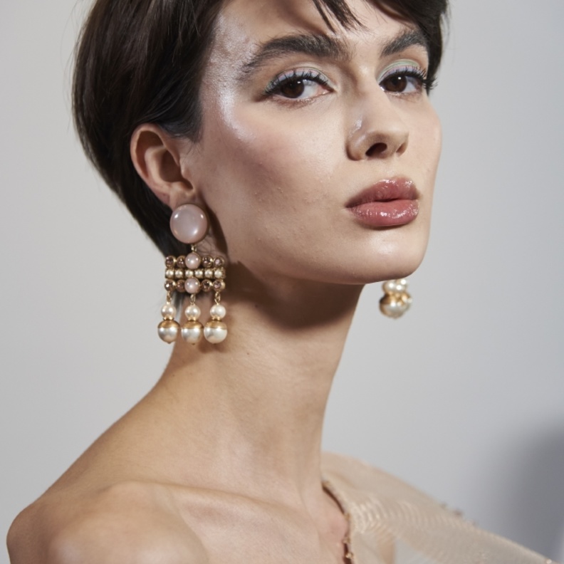 رسمات مكياج باللون الازرق الفاتح لخريف 2021 من دار Armani Privè