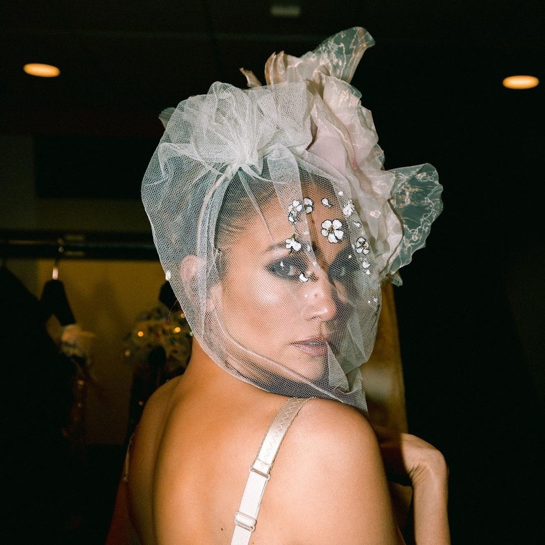 رسمات مكياج قوي مع اكسسوارات الشبك بأسلوب Jennifer Lopez