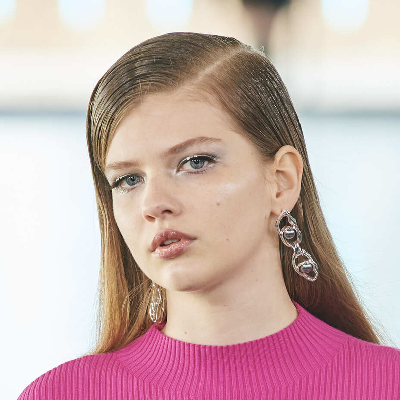 رسمات مكياج معدني مع الايلاينر من Mark Fast