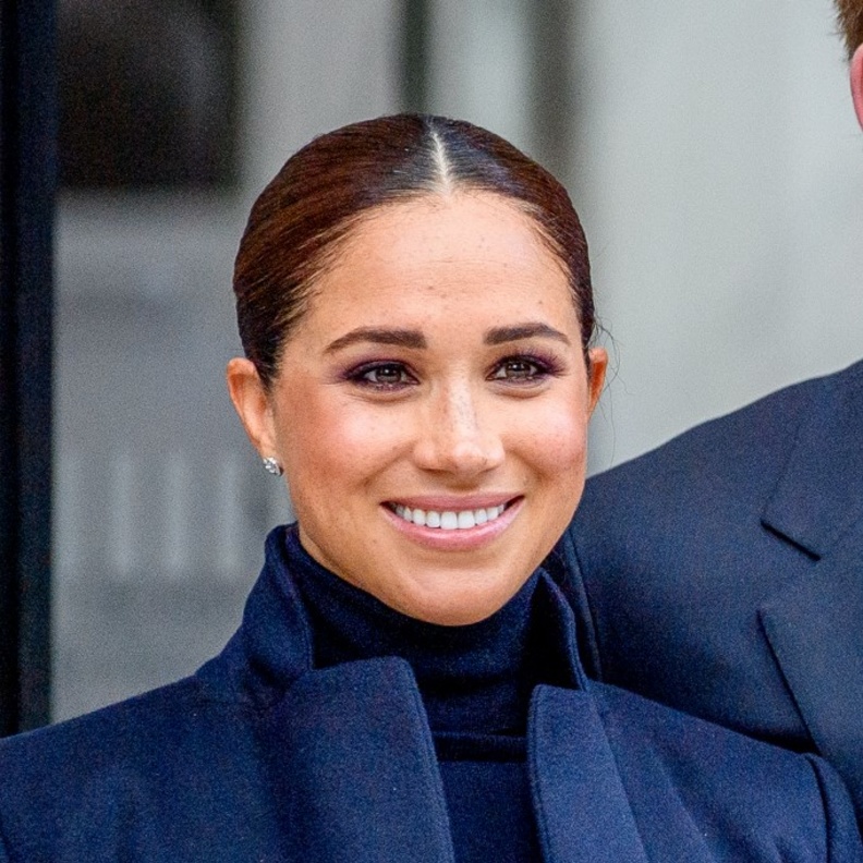 رسمات مكياج ناعم مع النمش بأسلوب ميغان ماركل