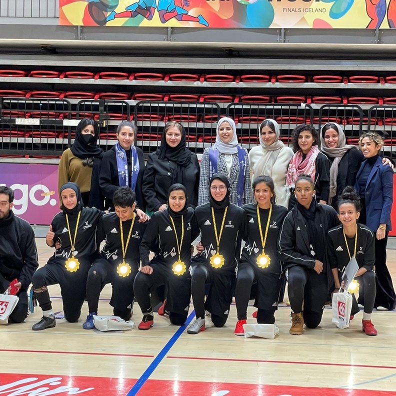 سفيرة خادم الحرمين إيناس الشهوان مع فريق كفو النسائي الصورة من حساب السفيرة