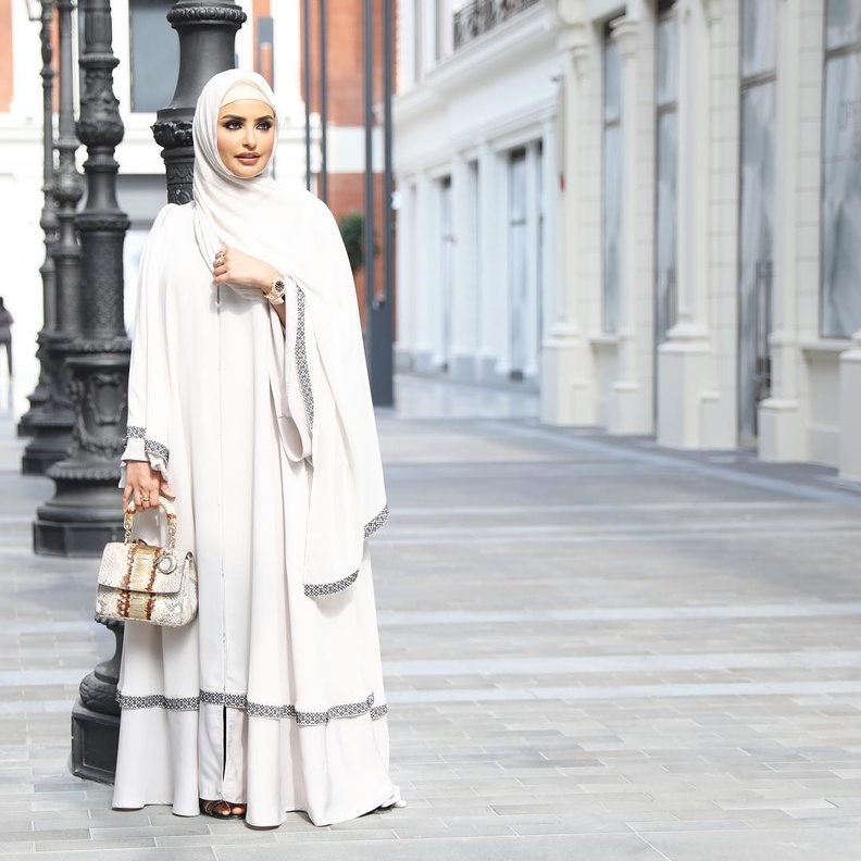أفكار لتنسيق العبايات البيضاء مع الحجاب هذا الشتاء