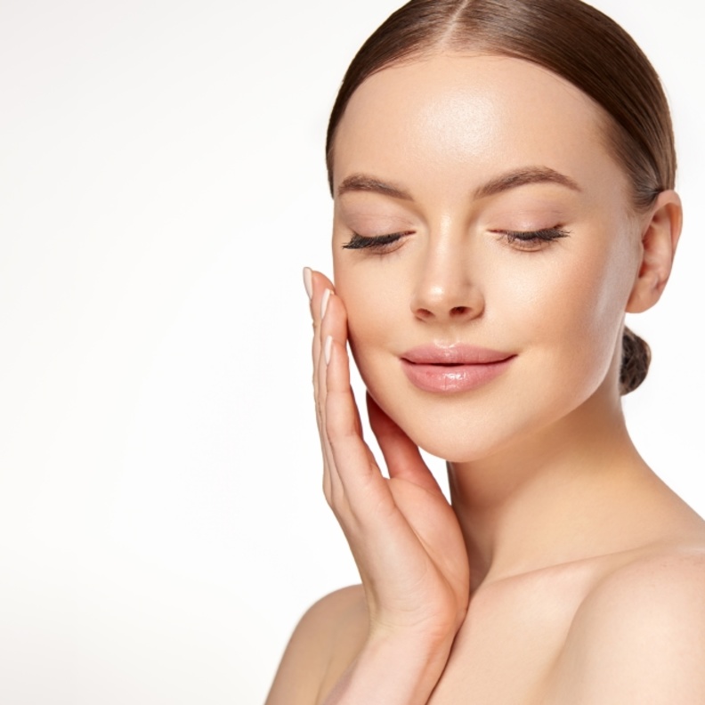 كيف تتم عملية شد الوجه طبيعيا بدون جراحة وما هي نتائجها