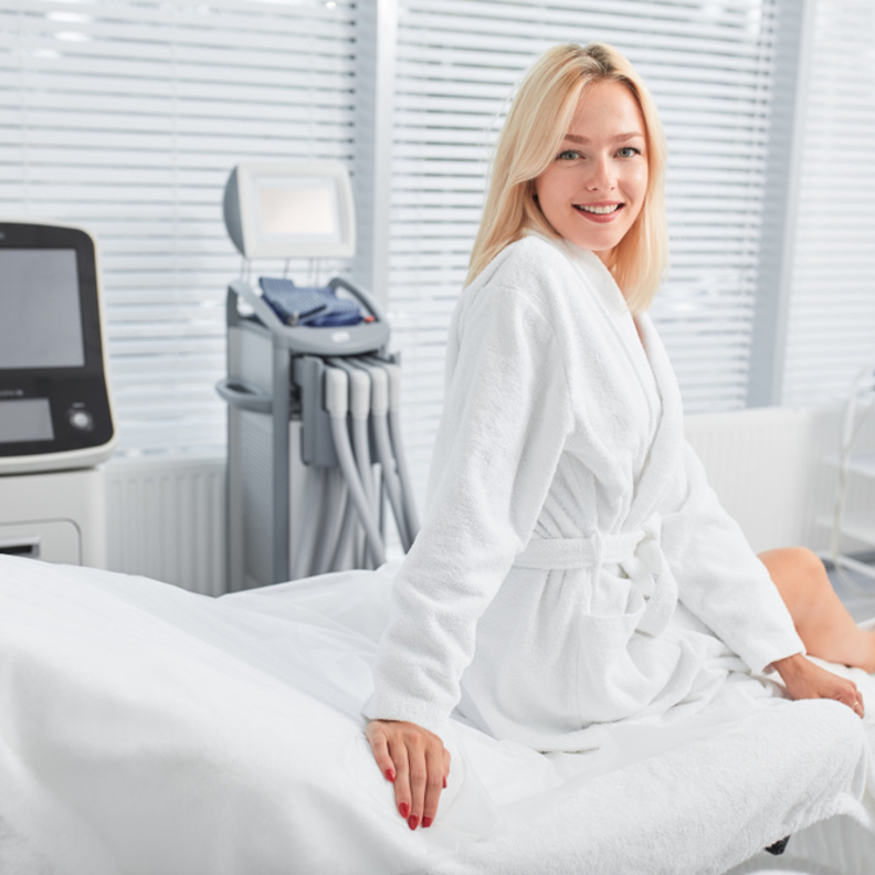 ما الفرق بين عملية إزالة دهون البطن الجراحية وغير الجراحية