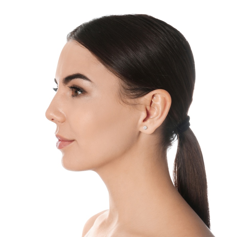 مميزات وأضرار عملية تجميل الأذن بالخيوط