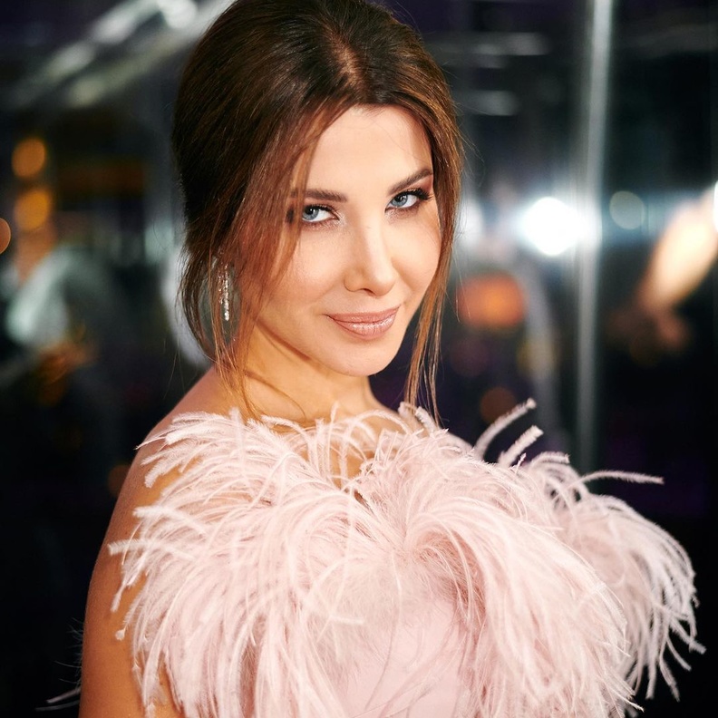  نانسي عجرم وتسريحة  الكعكة للشعر الخفيف