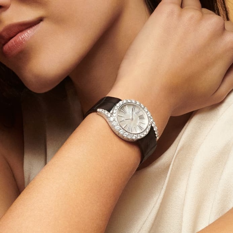 ساعات نسائية باللون الأسود مع فساتين الخريف السوداء