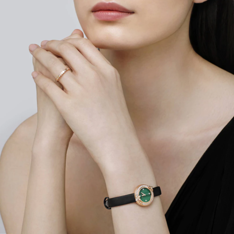 ساعات نسائية مع أساور الذهب المرحة لليوم الوطني الإماراتي