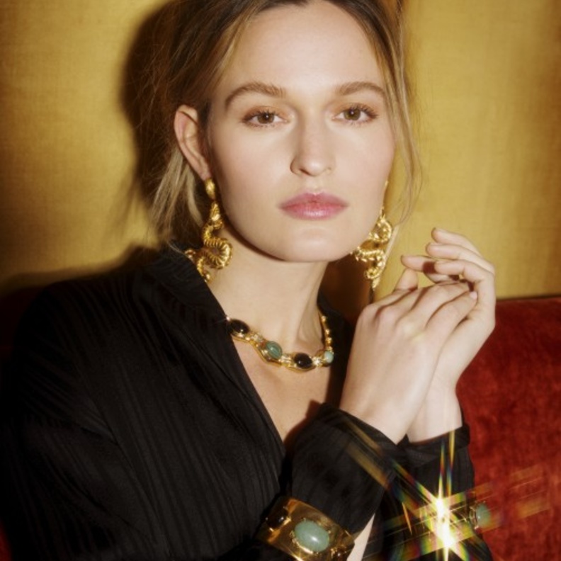 طرق تنسيق الأكسسوارات حسب شكل الوجه