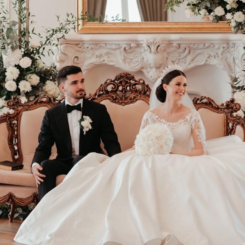 عروس تطلب من ضيوف زفافها دفع 99 دولار للفرد لتناول الطعام