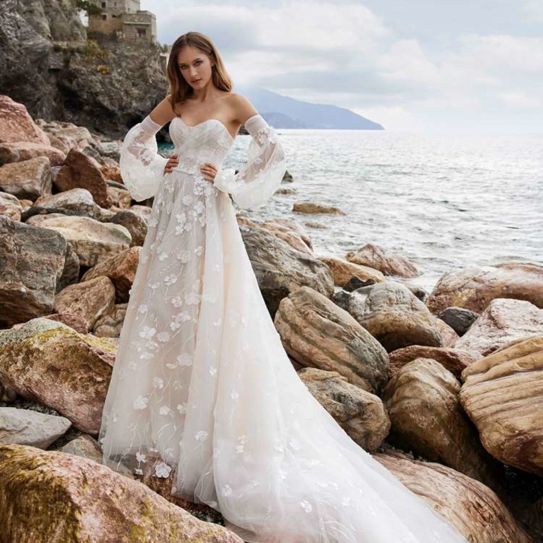 فساتين زفاف مطرزة بالورود@inesdisanto