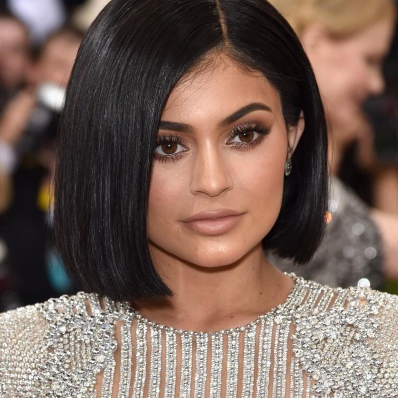 قصات شعر جذابة مستوحاة من إطلالات كايلي جينر 2021