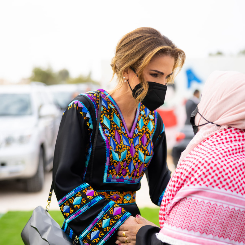 كرّمت الملكة التراث العربي بإطلالتها بالعباية السوداء المزيّنة بالرسمات الملوّنة