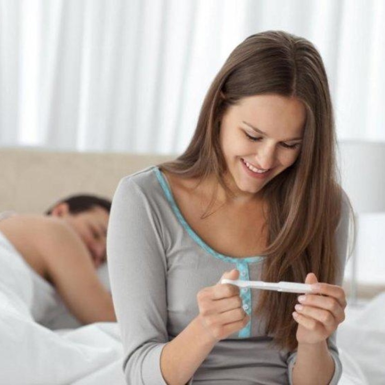 كيف تكون افرازات الحمل في بدايته ومتى تكون خطيرة