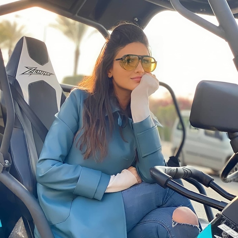 اطلالات شتوية للصبايا من وحي مي عمر