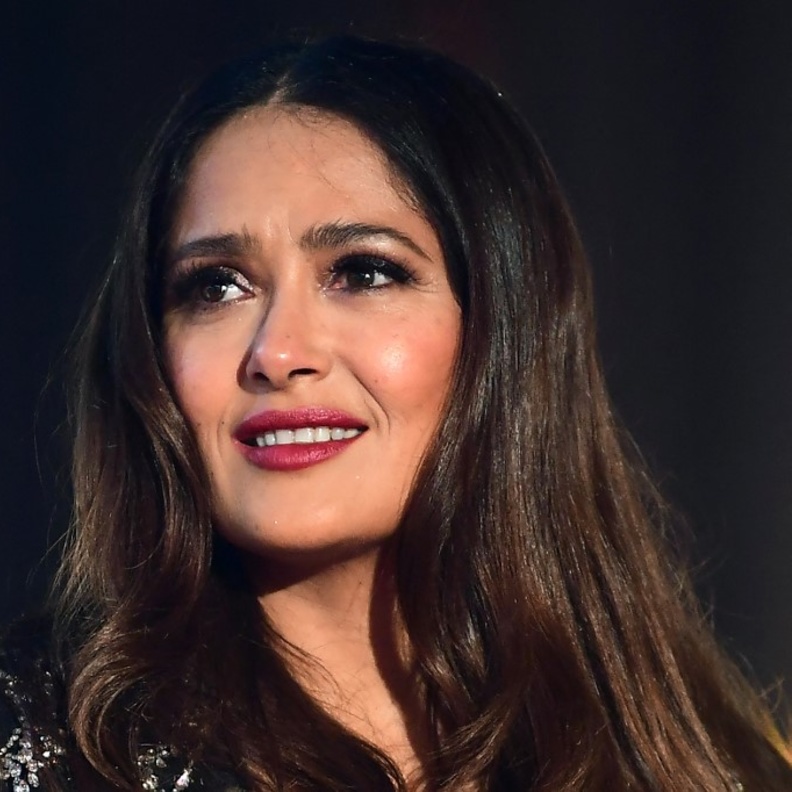 مكياج سموكي براق طبّقيه من وحي إطلالة سلمى حايك