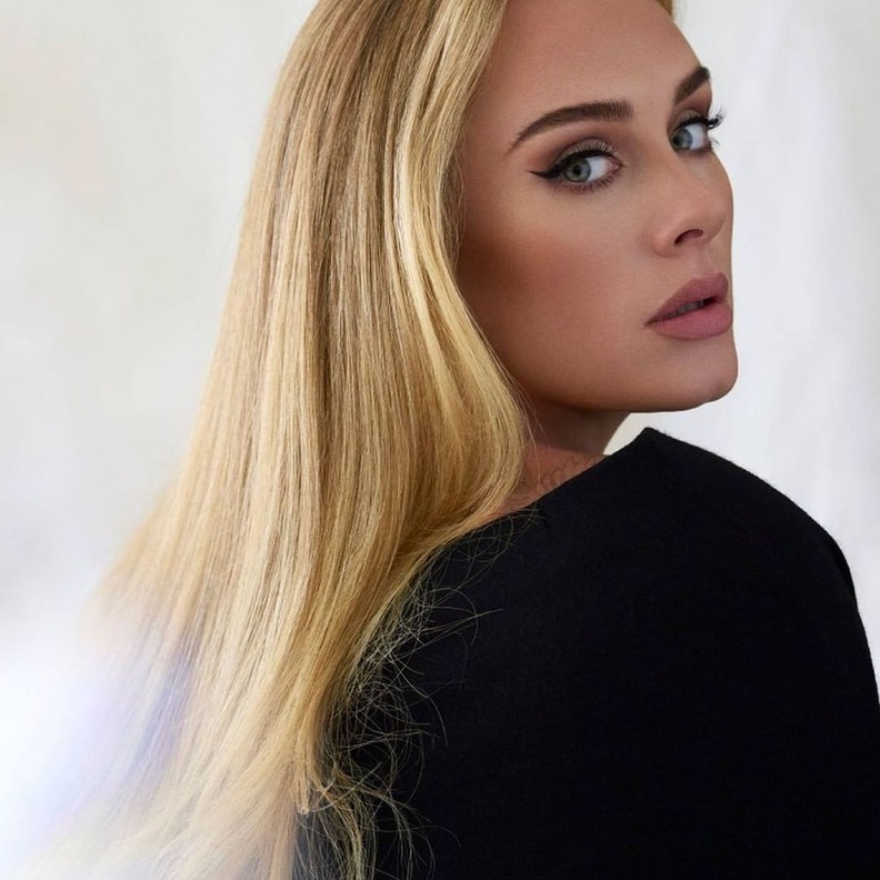 أحدث إطلالات النجمة اديل الجمالية بمكياج ساحر وتسريحات شعر ملفتة