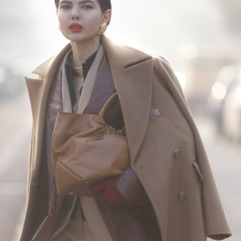 من الصيحات التي نعشقها في الشتاء تنسيق طبقات من الملابس بأسلوب أنيق