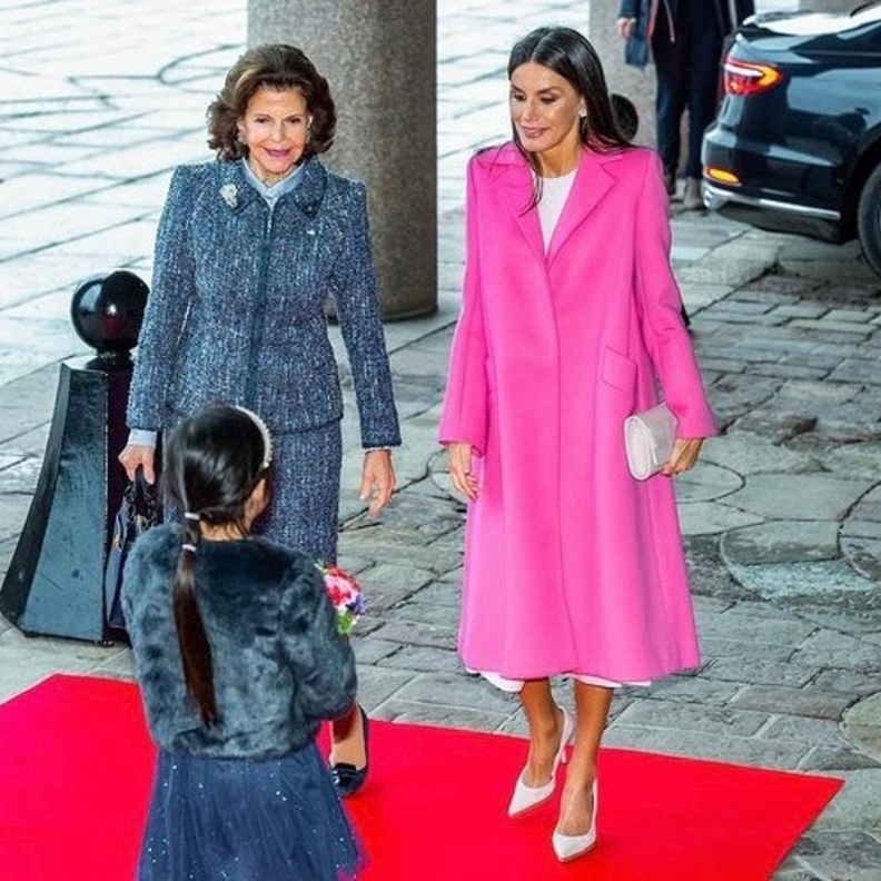 نسّقت الملكة ليتيزيا فوق فستانها الأبيض المعطف باللون الزهري